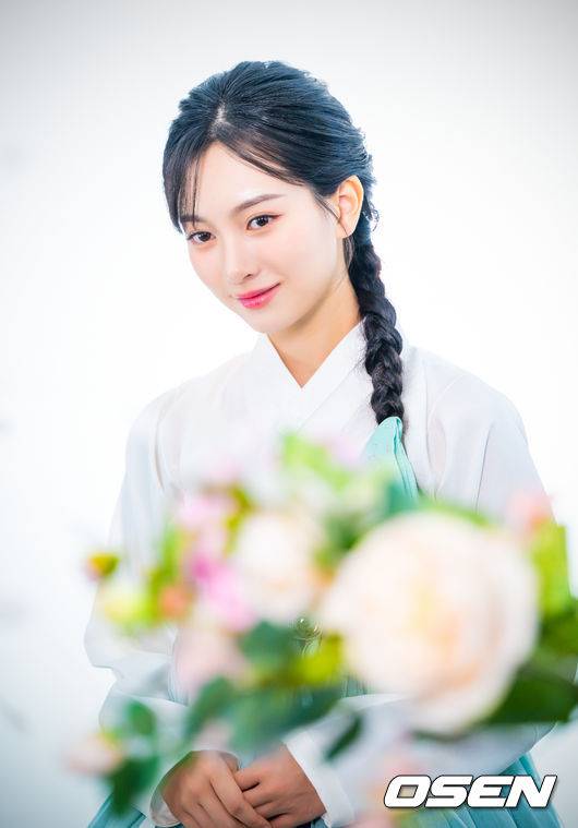 [OSEN=민경훈 기자] 배우 갈소원이 서울 마포구 합정동 OSEN 사옥에서 한복 인터뷰를 가졌다.2013년 개봉한 영화 ‘7번방의 선물’에서 이예승 역으로 주목을 받은 배우 갈소원은 드라마 ‘내 딸, 금사월’, ‘화려한 유혹’, ‘닥터스’, ‘푸른 바다의 전설’, ‘화유기’, ‘내일’, ‘클리닝 업’, ‘딜리버리맨’ 등에 출연했다. 최근에는 세븐틴 유닛 부석순의 신곡 ‘청바지’ 뮤직비디오에 출연해 화제를 모았다.배우 갈소원이 포즈를 취하고 있다. 2025.01.27 /rumi@osen.co.kr