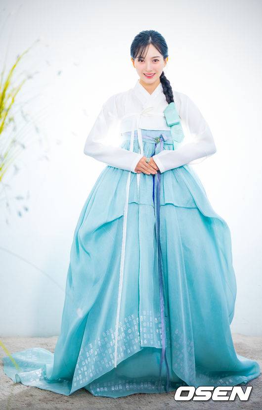 [OSEN=민경훈 기자] 배우 갈소원이 서울 마포구 합정동 OSEN 사옥에서 한복 인터뷰를 가졌다.2013년 개봉한 영화 ‘7번방의 선물’에서 이예승 역으로 주목을 받은 배우 갈소원은 드라마 ‘내 딸, 금사월’, ‘화려한 유혹’, ‘닥터스’, ‘푸른 바다의 전설’, ‘화유기’, ‘내일’, ‘클리닝 업’, ‘딜리버리맨’ 등에 출연했다. 최근에는 세븐틴 유닛 부석순의 신곡 ‘청바지’ 뮤직비디오에 출연해 화제를 모았다.배우 갈소원이 카메라 앞에서 포즈를 취하고 있다. 2025.01.27 / rumi@osen.co.kr