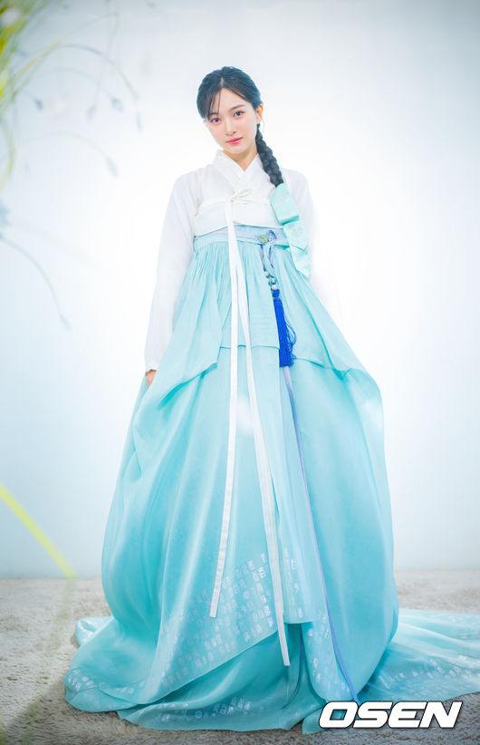 [OSEN=민경훈 기자] 배우 갈소원이 서울 마포구 합정동 OSEN 사옥에서 한복 인터뷰를 가졌다.2013년 개봉한 영화 ‘7번방의 선물’에서 이예승 역으로 주목을 받은 배우 갈소원은 드라마 ‘내 딸, 금사월’, ‘화려한 유혹’, ‘닥터스’, ‘푸른 바다의 전설’, ‘화유기’, ‘내일’, ‘클리닝 업’, ‘딜리버리맨’ 등에 출연했다. 최근에는 세븐틴 유닛 부석순의 신곡 ‘청바지’ 뮤직비디오에 출연해 화제를 모았다.배우 갈소원이 카메라 앞에서 포즈를 취하고 있다. 2025.01.27 / rumi@osen.co.kr