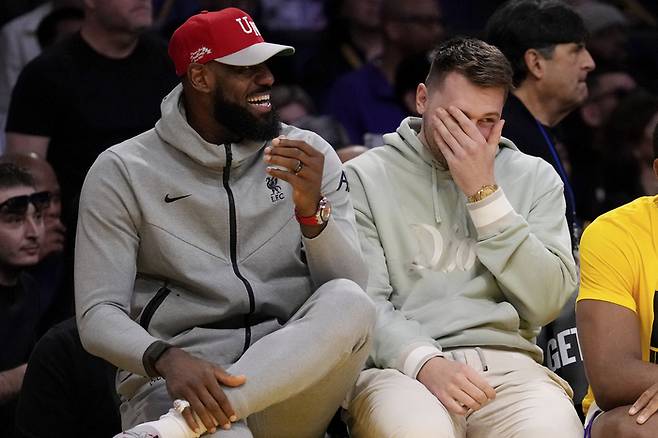 벤치에서 경기를 지켜보는 르브론 제임스(왼쪽)와 루카 돈치치.   로스앤젤레스 | AP연합뉴스