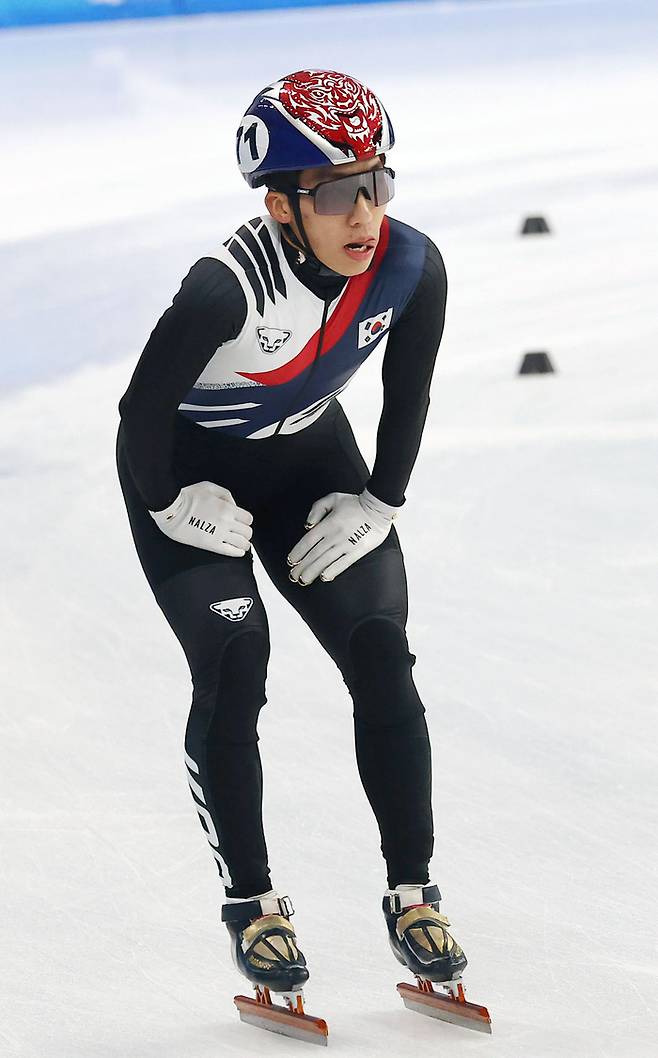 9일 중국 하얼빈 헤이룽장 빙상훈련센터 다목적홀에서 열린 하얼빈 동계아시안게임 쇼트트랙 남자 5000m 계주 결승에서 실격 판정을 받으며 메달 획득에 실패한 한국의 박지원이 아쉬워하고 있다. 연합뉴스