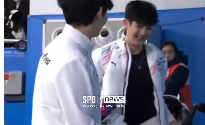 ▲ 이정수와 박장혁이 '2025 하얼빈 동계 아시안게임' 쇼트트랙 남자 5000m 계주 경기 후 리플레이를 확인하고 있다. 한국은 1위를 지키다 중국 린샤오쥔(임효준)과 충돌로 노 메달에 그쳤다. 두 번째로 결승선을 통과했으나 박지원이 '암 블록' 페널티를 받았다. ⓒ SPOTV 중계화면 캡처