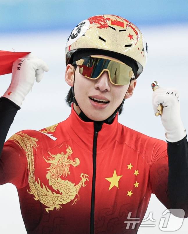 린샤오쥔이 남자 500m에서 1등으로 결승선을 통과하고 기뻐하고 있다. /사진=뉴스1