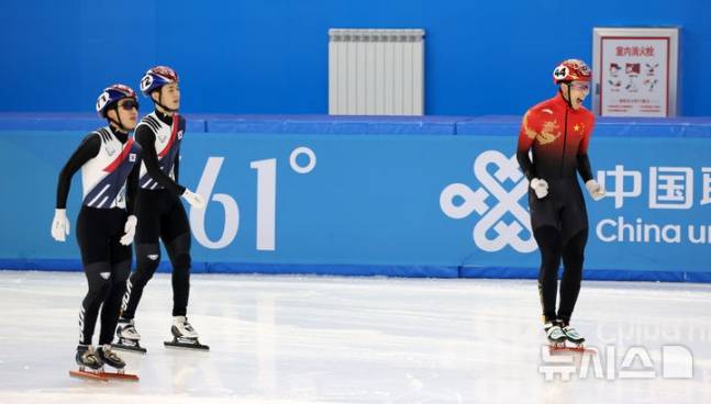 중국 쑨룽(오른쪽)이 8일 린샤오쥔의 남자 500m 금메달이 확정되자 포효하고 있다. /사진=뉴시스
