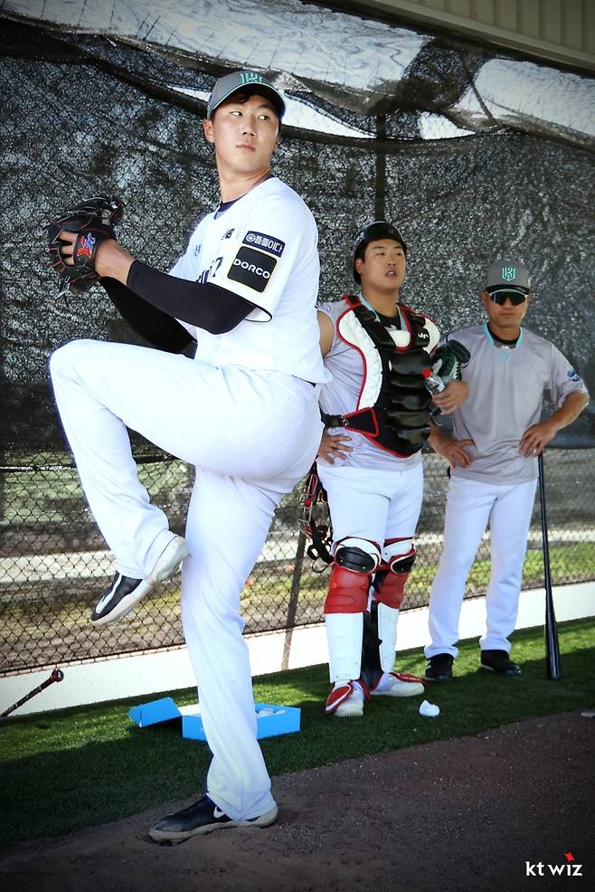 KT 위즈의 1차 스프링캠프가 열린 호주 질롱의 질롱 베이스볼 센터, KT 신인 김동현이 불펜피칭을 하고 있다. kt wiz