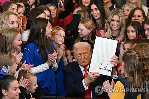 서명한 행정명령 들어보이는 트럼프 대통령 [AFP 연합뉴스 자료사진. 재판매 및 DB 금지]