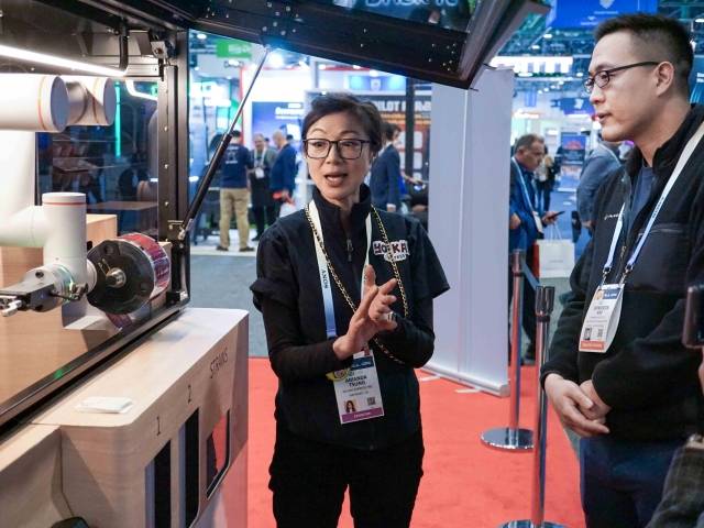 지난해 미국에서 열린 CES에 참석한 김동선 부사장(왼쪽)