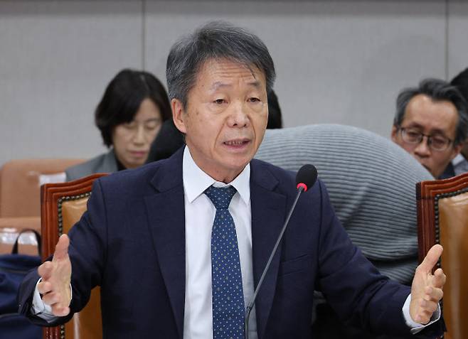 김용원 국가인권위원회 상임위원이 지난달 17일 서울 여의도 국회 운영위원회 전체회의에서 야당 의원들과 언쟁하고 있다. (사진=연합뉴스)