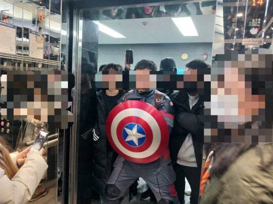 ‘캡틴 아메리카’ 복장을 한 남성 등 윤석열 대통령 지지자들이 서울 종로구 인권위 건물 14층 엘리베이터 앞을 막고 서 있다 (사진=뉴시스)