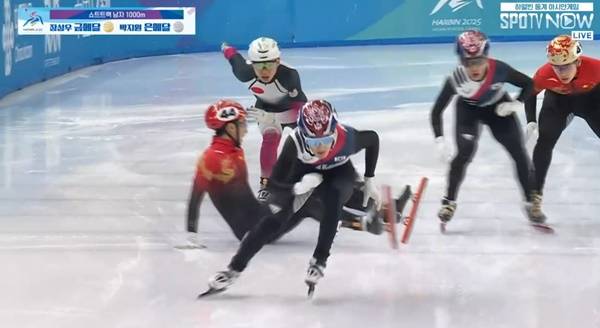 박지원을 향해 날을 들고 다가서는 쑨룽. ⓒSPOTV NOW 중계화면 캡처