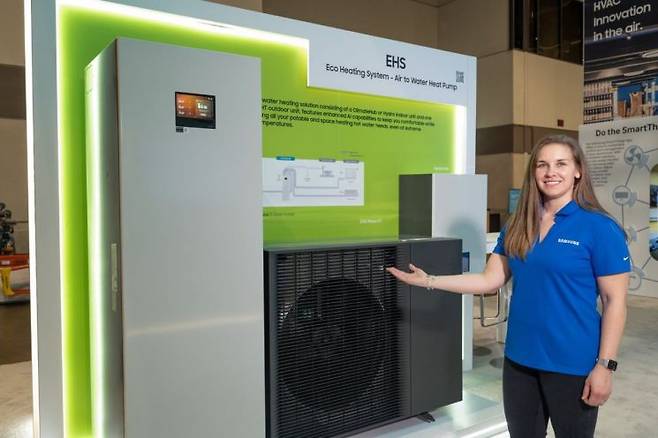 삼성전자 모델이 10일부터 12일(현지시간)까지 미국 플로리다주 올랜도에서 열리는 북미 최대 공조 전시회 'AHR 엑스포(The International Air-Conditioning, Heating, Refrigerating Exposition)'에서 하이브리드 가정용 히트펌프 EHS를 소개하고 있다. 사진=삼성전자 제공