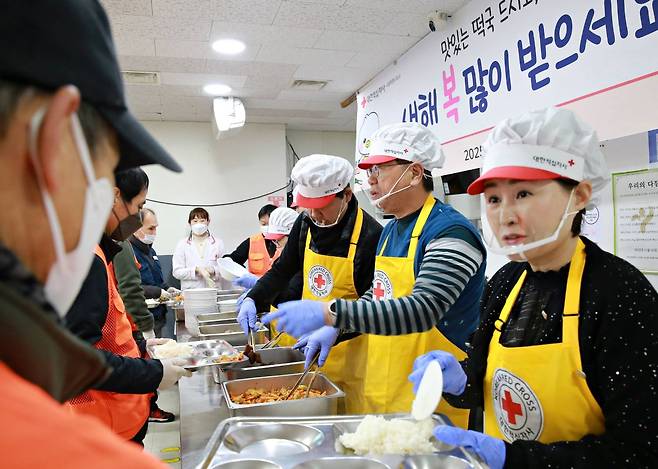지난달 2일 서울 용산구에 위치한 따스한채움터를 찾은 노숙인들에게 대한적십자사 봉사자들이 무료 배식을 실시하고 있다./대한적십자사 제공