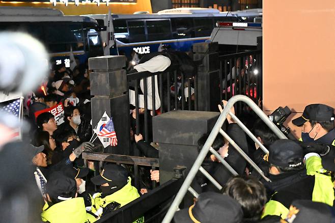 내란 수괴와 직권남용 등의 혐의를 받는 윤석열 대통령의 구속 전 피의자 심문(영장실질심사)이 진행중인 가운데 지난 1월 18일 서울 마포구 서울서부지방법원에서 윤 대통령 지지자들이 집회를 이어가고 있다./뉴시스