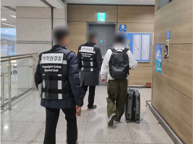 불법 스트리밍 사이트 '피클TV' 운영자 A씨가 작년 12월 27일 인천국제공항에서 검거됐다. /문화체육관광부 제공