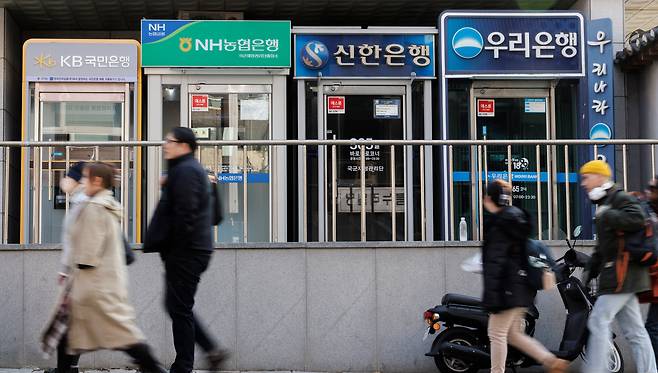 서울 용산구의 시중은행 ATM 밀집 지역의 모습. /연합뉴스