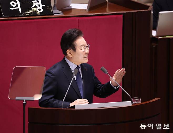 10일 오전 서울 여의도 국회 본회의장에서 이재명 더불어민주당 대표의 교섭단체 대표연설이 열렸다. 연설 중간 국민의힘 의원들이 고함 소리가 나자 민주당쪽에서 반격이 들어왔고 이 대표는 양측을 진정시키며 양손을 들어 방청객에 있는 초등학생을 가리키며 정숙을 요구했다.  장승윤 기자 tomato99@donga.com