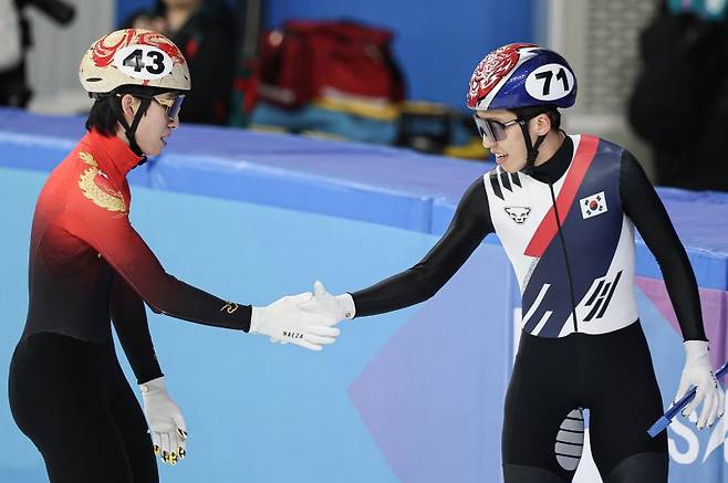 8일(현지시간) 중국 헤이룽장성 하얼빈 빙상훈련센터 다목적홀에서 열린 하얼빈 동계아시안게임 쇼트트랙 남자 500m 결승 경기를 마친 후 박지원과 중국 대표팀 린샤오쥔(한국명 임효준)이 인사하고 있다. 뉴스1