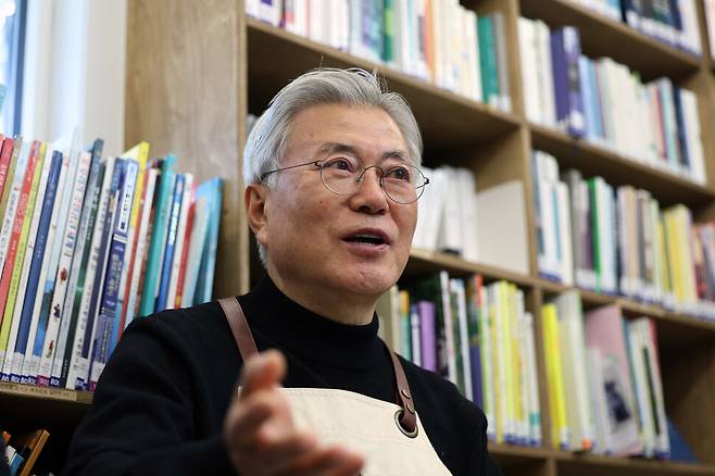 문재인 전 대통령이 7일 오후 자신이 운영하는 경남 양산시 평산책방에 나와, 책을 사는 시민들과 대화를 하고 있다. 강창광 선임기자 chang@hani.co.kr