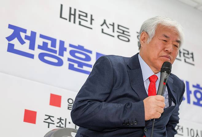 전광훈 사랑제일교회 목사가 2024년 2월5일 오전 서울 영등포구 자유통일당 중앙당사에서 서부지법 난동 사태 관련 기자회견을 열고 자리에 앉고 있다. 연합뉴스