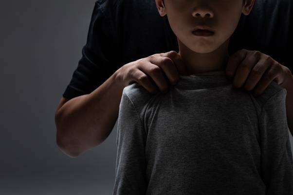 누군가 한 어린이의 어깨를 잡고 있다. 게티이미지뱅크