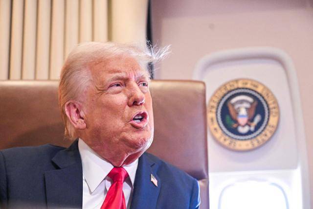 도널드 트럼프 미국 대통령이 9일 미 플로리다주 팜비치국제공항에서 대통령 전용기(에어포스 원)에 탑승해 기자들 질문에 답변하고 있다. 팜비치=AFP 연합뉴스