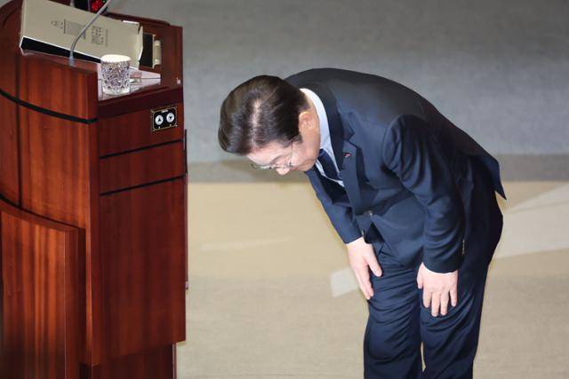 이재명 더불어민주당 대표가 10일 국회에서 열린 교섭단체 대표연설을 마치고 인사하고 있다. 뉴시스