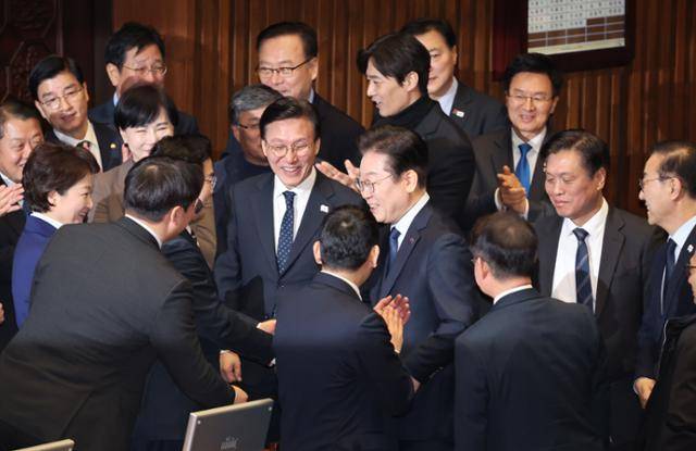 이재명 더불어민주당 대표가 10일 국회에서 열린 교섭단체 대표연설을 마친 뒤 의원들과 인사하고 있다. 뉴시스