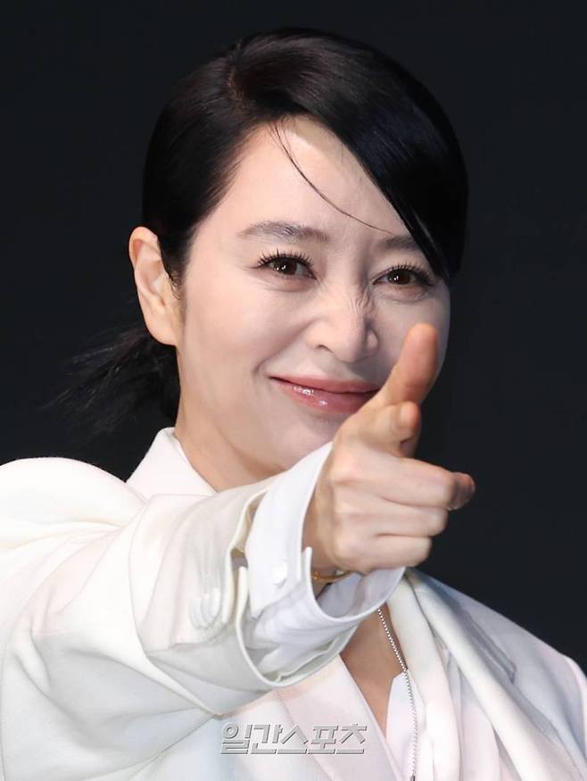 배우 김혜수가 8일 오전 서울 영등포구 콘래드 호텔에서 열린 디즈니+ 오리지널 '트리거' 제작발표회에 참석해 포즈를 취하고 있다. '트리거'는 이 꽃 같은 세상, 나쁜 놈들의 잘못을 활짝 까발리기 위해 일단 카메라부터 들이대고 보는 지독한 탐사보도 프로 놈들의 이야기. 15일 공개. 서병수 기자 qudtn@edaily.co.kr /2025.01.08/