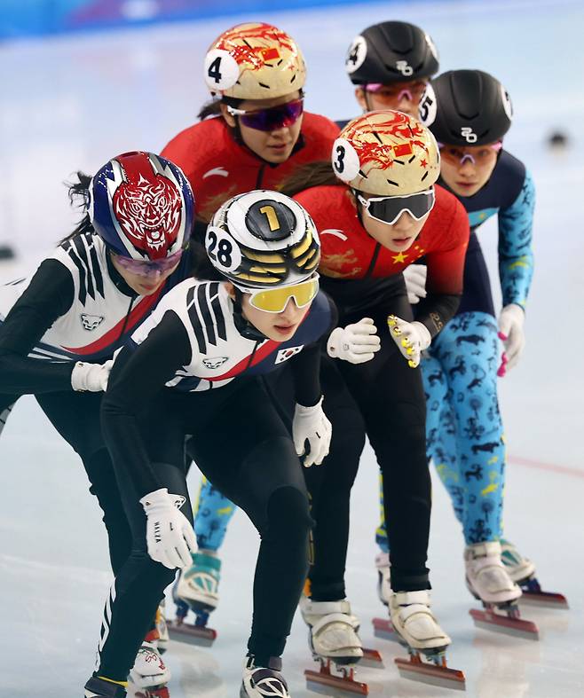 <yonhap photo-3841="">9일 중국 하얼빈 헤이룽장 빙상훈련센터 다목적홀에서 열린 하얼빈 동계아시안게임 쇼트트랙 여자 3000m 계주 결승에서 김길리가 질주하고 있다. [연합뉴스]</yonhap>