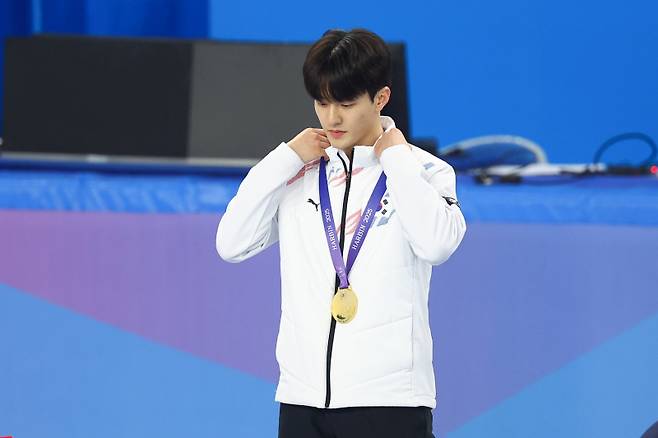 <yonhap photo-4003=""> 첫 금메달 메는 장성우 (하얼빈=연합뉴스) 서대연 기자 = 9일 중국 하얼빈 헤이룽장 빙상훈련센터 다목적홀에서 열린 하얼빈 동계아시안게임 쇼트트랙 남자 1,000m 시상식에서 장성우가 시상대에 올라 금메달을 목에 걸고 있다. 2025.2.9 dwise@yna.co.kr/2025-02-09 15:22:12/ <저작권자 ⓒ 1980-2025 ㈜연합뉴스. 무단 전재 재배포 금지, AI 학습 및 활용 금지></yonhap>