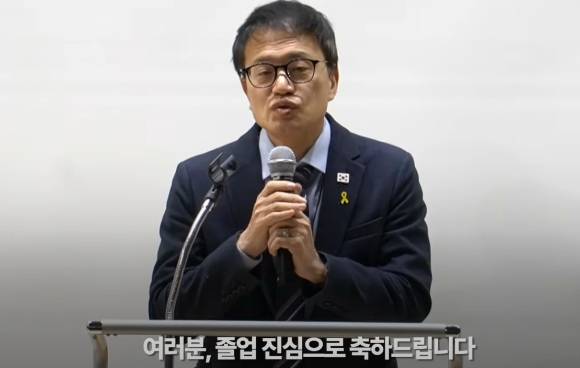 박 의원은 졸업하는 충암고 학생들에게 "어른들의 잘못으로 겪지 않아도 될 일을 겪게 했다"고 말하기도 했다. [사진=유튜브 @박주민TV]