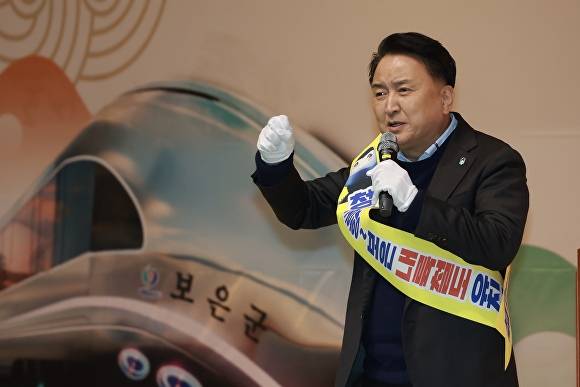 김영환 충북지사가 10일 보은국민체육관에서 청주공항~김천, 청주공항~포항 철도 노선의 국가계획 반영 당위성을 강조하고 있다. [사진=충북도]