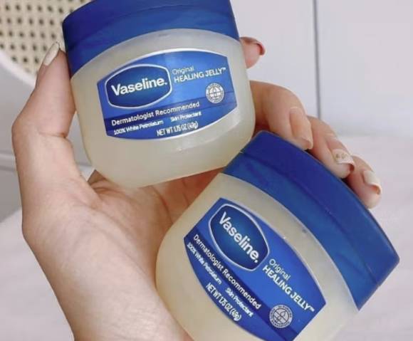 홍 원장은 목주름을 개선하는 방법으로 바세린을 목에 바르는 것을 강력하게 추천했다. 사진은 바세린. [사진=Unilever]