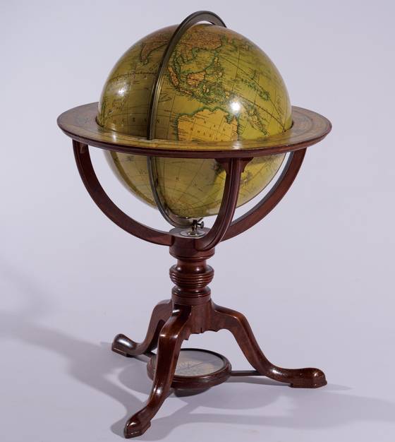 영국에서 제작한 항해용 지구의로 탐험가 제임스 쿡의 탐험항로가 표기된 캐리 지구의.