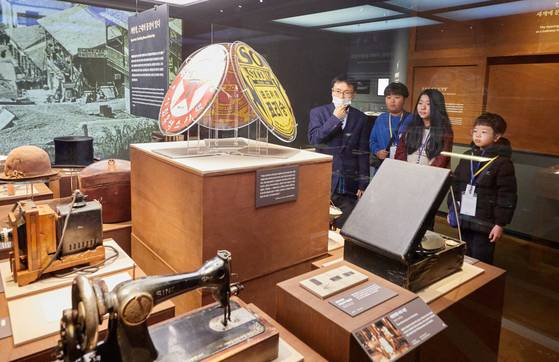 개항장을 중심으로 문호를 연 개항기 조선사회는 전등·전화·우편·전차 등 새로운 문물과 제도들이 도입되고 서양식 건물이 들어서는 등 큰 변화를 맞이한다.