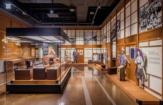 개항기 섹션은 서양식 양복을 입는 사람들을 표현한 판넬부터 관련 소품들로 꾸며져 당시의 분위기를 느낄 수 있다.