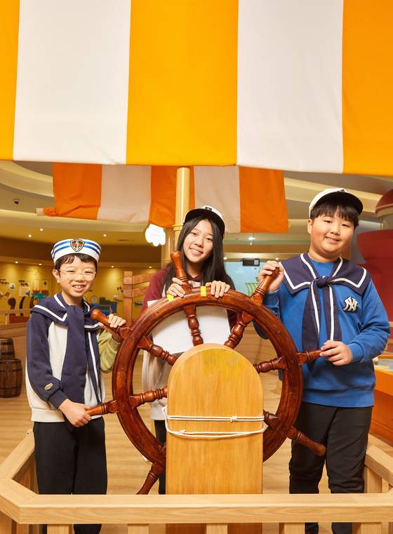 최수혁·권혜원·이시온(왼쪽부터) 학생기자가 수도권 최초 국립 해양문화시설 국립인천해양박물관을 방문해 해양문화 역사와 해양의 가치를 직접 확인해봤다.