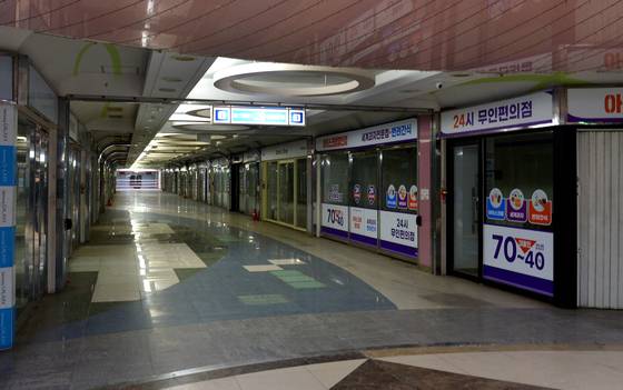 충북 청주시 영동 사직대로 밑에 있는 대현 지하상가는 2022년 10월 모든 점포가 문을 닫으면서 2년 넘게 방치 상태다. 김성태 객원기자