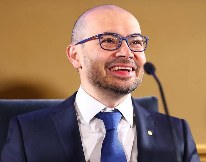 지난해 12월 7일(현지시간) 스웨덴 스톡홀름 왕립과학한림원에서 열린 2024 노벨경제학상·화학상·물리학상 수상자 공동 기자회견에서 노벨 화학상 수상자인 AI 기업 딥마인드의 최고경영자인 데미스 허사비스가 취재진 질문에 답하고 있다./ 사진=연합뉴스