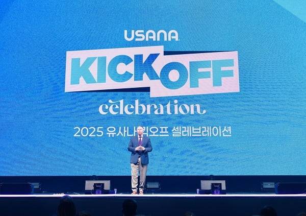 ‘2025 유사나 킥오프 셀레브레이션’에서 유사나 최고경영자(CEO) 짐 브라운과 유사나 북아시아 총괄 홍긍화 지사장이 2025년 유사나코리아 비전의 메시지를 전하고 있다. [사진 제공 = 유사나헬스사이언스코리아]