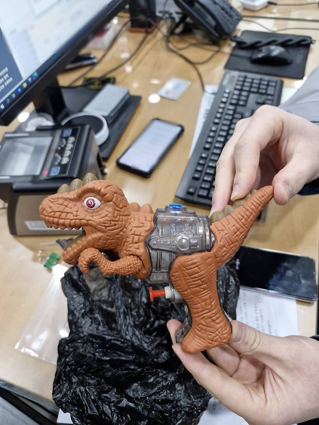 10일 오전 발생한 부산 기장군 일광읍 은행강도 미수사건에서 사용된 장난감 물총. 부산경찰청 제공