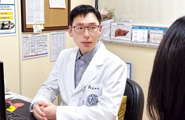 대동병원 내과 김재한 과장이 외래환자와 상담하고 있다.  대동병원 제공