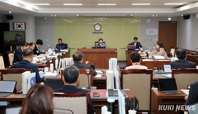 충남도의회 교육위원회는 10일 열린 제357회 임시회 3차 회의에서 조례안 11건을 심의하고, 충남교육청의 주요 업무계획을 점검했다.&nbsp;