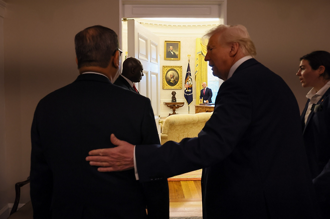 이시바 총리의 등을 다정하게 토닥이는 트럼프 대통령(오른쪽) [일본 총리실]