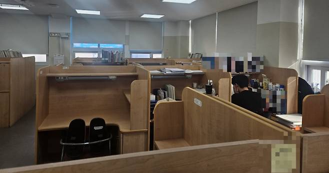 7일 오후 서울시 동대문구 경희대학교 열람실에서 한 학생이 취업을 위한 공부를 하는 모습. /사진=박상혁 기자.