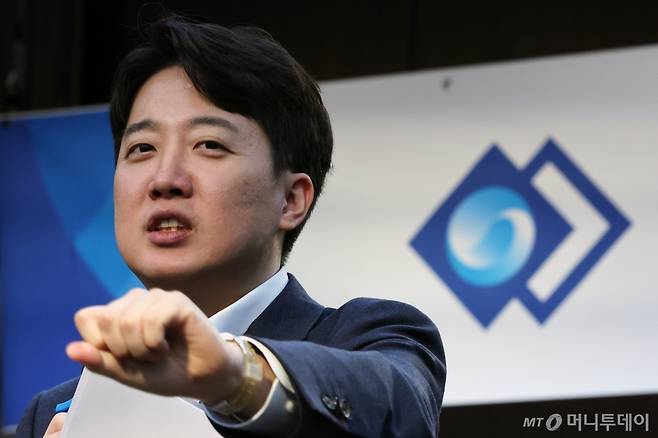 (서울=뉴스1) 황기선 기자 = 이준석 개혁신당 의원이 10일 서울 중구 은행회관에서 열린 한국은행노동조합 제5회 브라운백세미나에서 공공부문 처우 정상화를 주제로 발표하고 있다. 2025.2.10/뉴스1  Copyright (C) 뉴스1. All rights reserved. 무단 전재 및 재배포,  AI학습 이용 금지. /사진=(서울=뉴스1) 황기선 기자