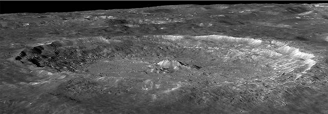 다누리의 고해상도카메라가 촬영한 달의 티코 충돌구(Tycho Crater) /사진=항우연
