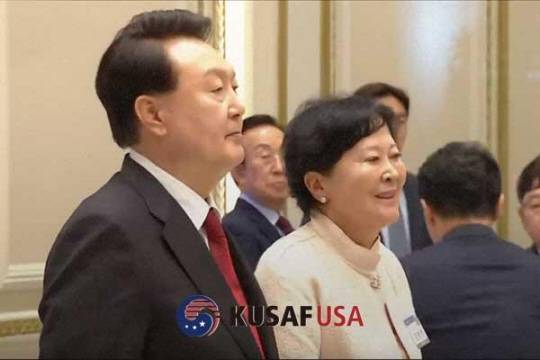 애니 챈 한국보수주의연합(KCPAC) 회장이 2023년 8월 제21기 민주평화통일자문위원회 간부위원과 통일대화에서 윤석열 대통령과 기념촬영을 하고 있는 모습. 한미동맹USA재단 홈？이지 캡처