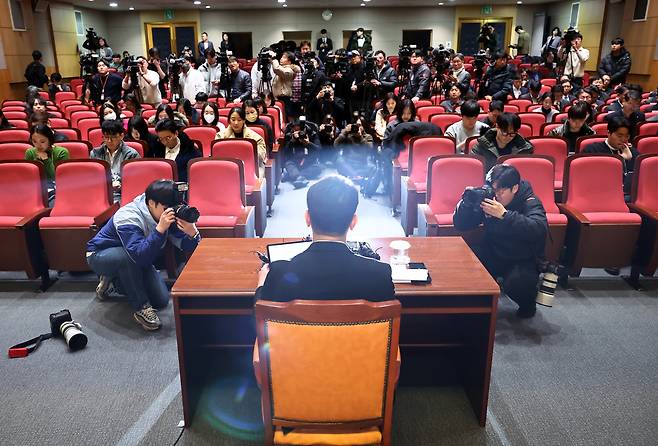 이복현 금융감독원장이 10일 서울 금융감독원에서 열린 2025년 업무계획 기자간담회에서 취재진의 질문에 답하고 있다. [연합]