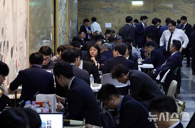 [서울=뉴시스] 고승민 기자 = 지난해 10월 24일 서울 여의도 국회에서 문체위, 농해수위 등 국정감사 열린 가운데 복도에서 피감기관 공무원들이 국감 대비를 하고 있다. 2024.10.24. kkssmm99@newsis.com